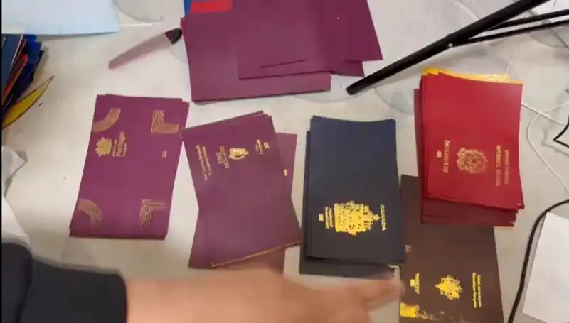 Sahte Belgeler Çetesi Çökertildi: Pasaport ve Vize Oyunları Ortaya Çıktı!