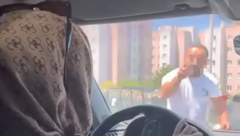 Trafikte Dehşet Anları: Önünü Kesip Camını Yumruklayan Sürücü