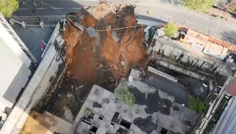 Sarıyer’de Şok! Cadde Çökünce Trafiğe Kapandı, Neler Oluyor?