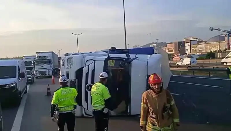 Pendik TEM Otoyolu’nda TIR Devrildi, Trafik Kaosa Dönüştü!