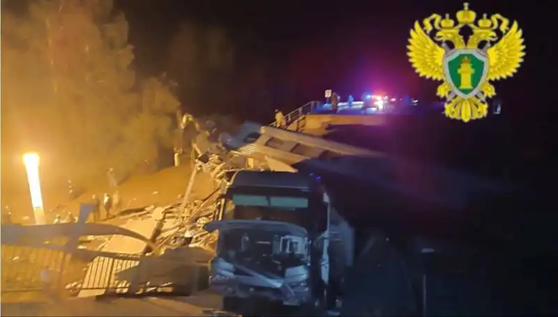 Rusya'da Köprü Faciası: Tren Üstünde Çöken Yapı Can Aldı