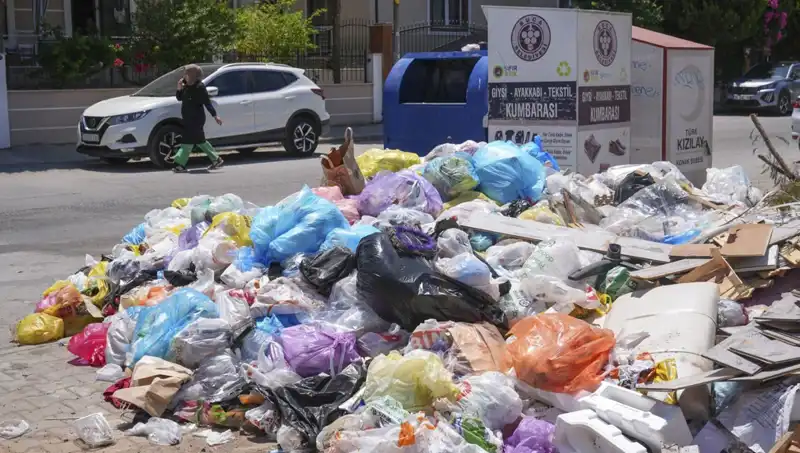 İzmir'de Çöp Yığınları: Temizlik Sorunu Çözülmeyi Bekliyor