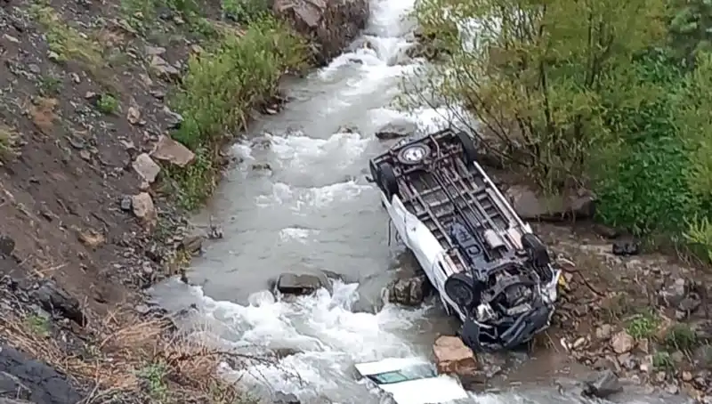 Hakkari'de İşçileri Taşıyan Minibüs Devrildi: Trajik Kaza