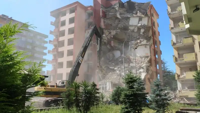Dalgaların Gücüyle Yıkılan İki Bina: Deprem Eğilimleri Üzerine Yeni Tartışmalar