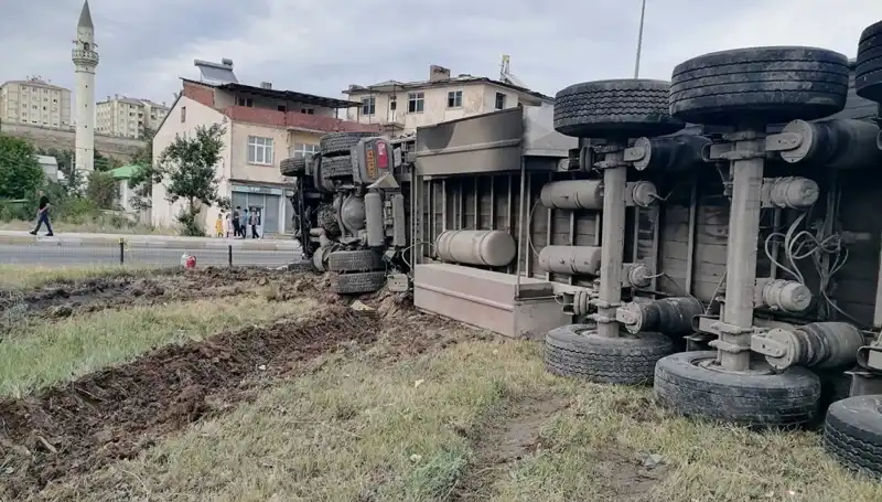 Erzurum'da Freni Boşalan TIR, Büyük Bir Kazaya Neden Oldu