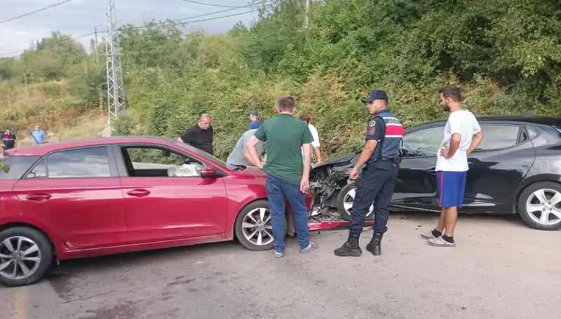 Karamürsel’de Otomobil Çarpışması: 4 Yaralı, Olay Anı Kameralara Yansıdı