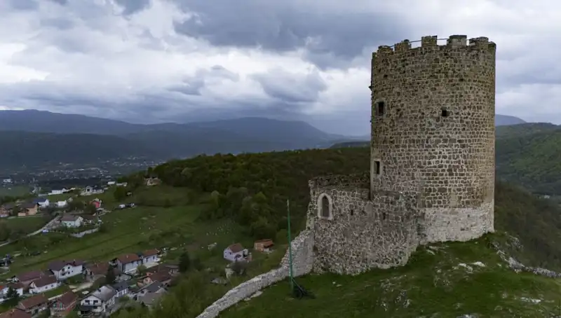Bosna-Hersek'in Tarihi Mirası: Sokolac Kalesi Zamanla Yarışıyor