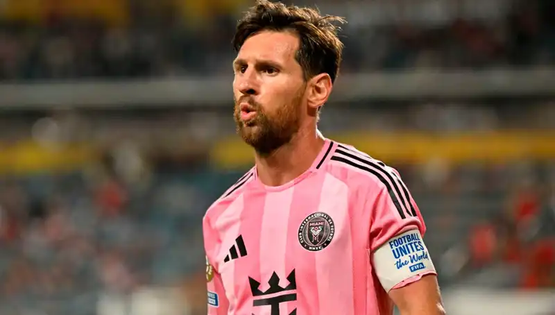 Messi'nin Debütünde Heyecan: Son Dakika Şutu Direkten Döndü