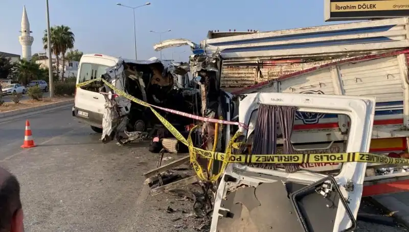 Mersin'de Tatil Yolunda Faciaya Dönüşen Kaza: İki Kişi Hayatını Kaybetti, 10 Yaralı