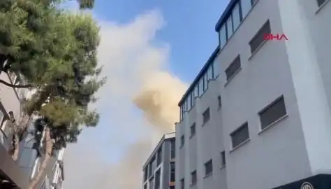 İstanbul'da 4 Katlı İş Merkezinde Yangın: Ekipler Tüm Gücüyle Mücadele Ediyor