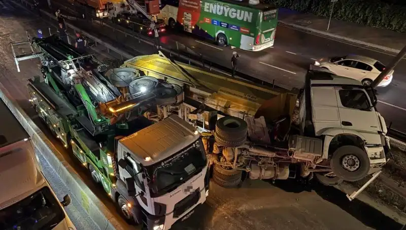 Moloz Yüklü Hafriyat Kamyonu Devrildi: Büyük Paniğe Yol Açtı