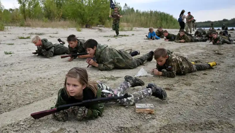Rusya'da 8 Yaşındaki Çocuklar Askerlik Eğitiminde: Gerçeklere Göz Atalım