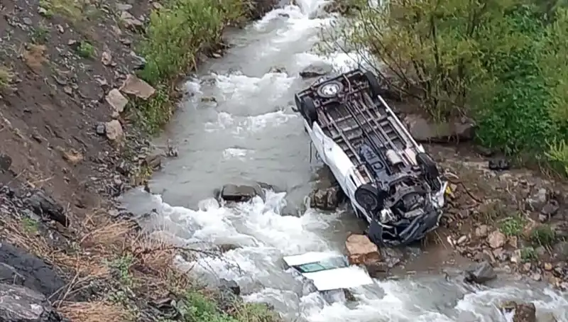 Hakkari'de Minibüs Devrildi: Can Pazarı Yaşandı, İki Can Gitti