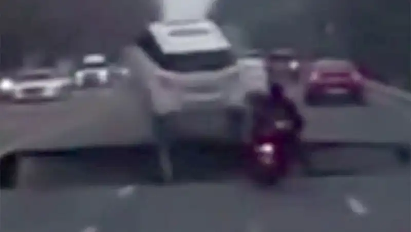 Güney Kore'deki Dev Çukur, Motosikletli Sürücüleri Şaşkına Çevirdi!