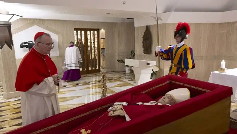 Papa'nın Tabuttaki Fotoğrafları İlk Kez Yayınlandı: Duygusal Anlar ve Tepkiler
