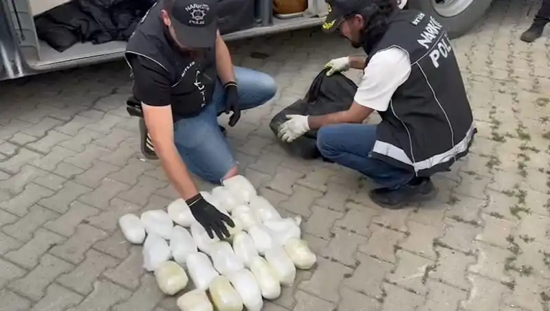 Yolcunun Valizinden 13 Kilo Metamfetamin Çıktı: Uyuşturucu Ticareti Sarsılıyor