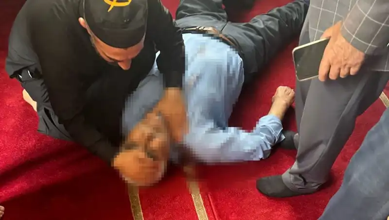 Camide Namaz Kılarken Bıçaklı Saldırı: İki Yaralı, Olayın Ardındaki İhtimaller