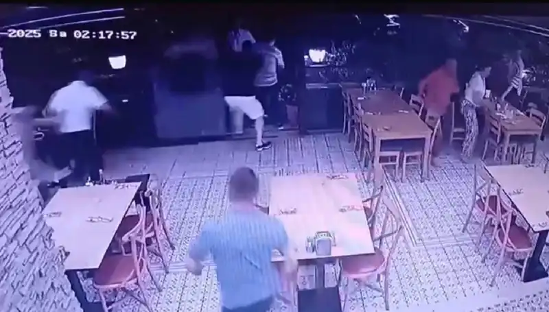 Güvenlik Kamerası Deprem Anını Kaydetti: Bilim Dünyası Şaşkın!