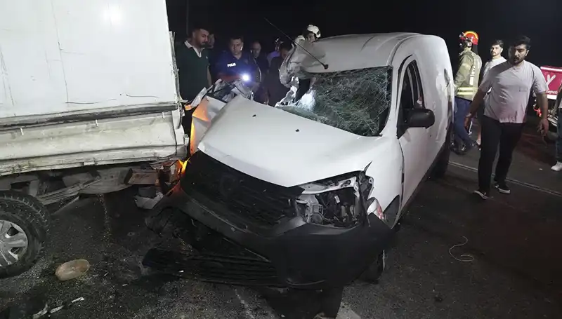İstanbul'da Feci Kaza: Üç Kişi Yaralandı, Olay Yerinde Flaş Gelişmeler
