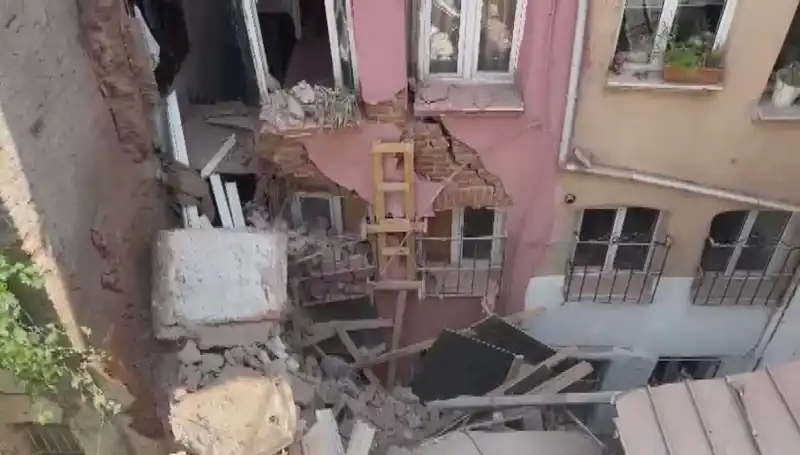 İstanbul'da Üç Katlı Binanın Balkonu Çöktü: Olayın Ardındaki Nedenler Neler?