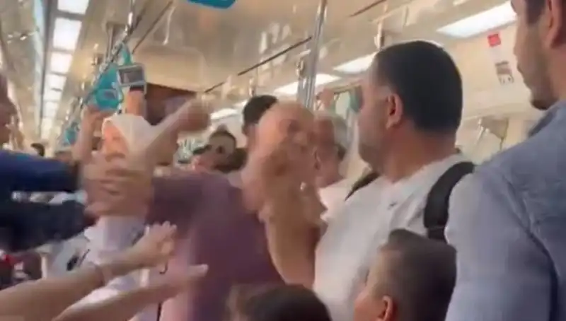 Marmaray'da Yüksek Gerilim: İki Grup Arasında Yumruklu Kavga Çıktı