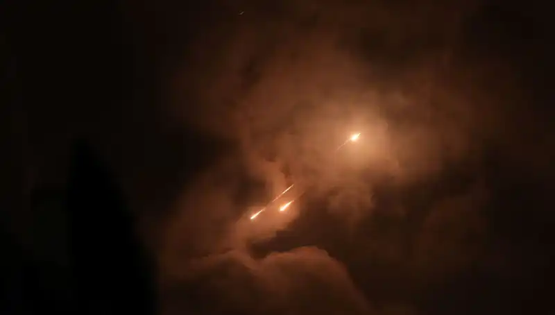İran’ın Gece Saldırılarının Gizemi: Füzeler Neden Gece Ateşleniyor?