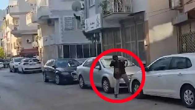 İzmir’de Yaşanan Saldırganla Çatışma Anları: Güvenlik Kamerası Görüntüleri Ortaya Çıktı