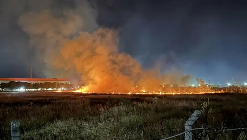 İzmir’de Gece Yarısı Yangın Paniği: Vatandaşlar Sokaklara Döküldü