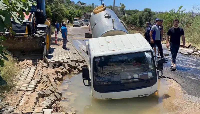 Bodrum'da Su Hattı Patladı: Tanker Çukura Düşünce Panik Yaşandı
