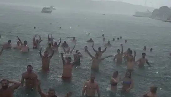 İstanbul’un Bebek Sahili’nde Yağmura Rağmen Deniz Keyfi: İnsanlar Suya Daldı!
