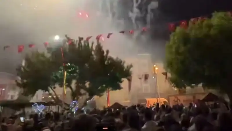 Havai Fişek Gösterisi Korkutan Sonuçlar Doğurdu, Hastalar Hastaneye Koştu