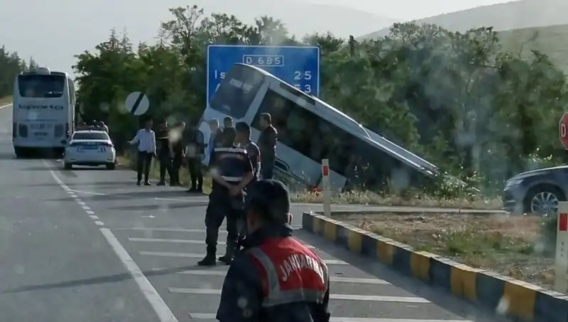Isparta'da Korkutan Kaza: Tur Otobüsüyle Yolcu Otobüsü Çarpıştı