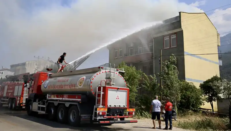 Çatı Katında Patlayan Yangın: Korkutan Anlar ve Cesur Müdahale