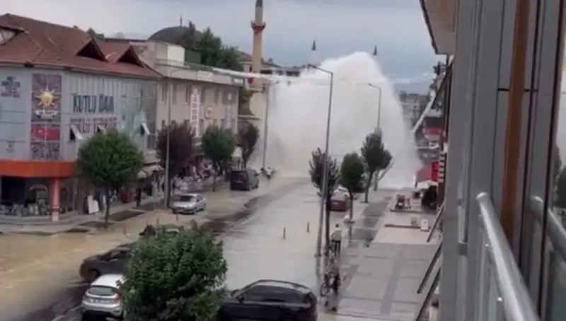 İçme Suyu Hattı Patladı, Şehirde Su Fışkırması Alarm Verdi