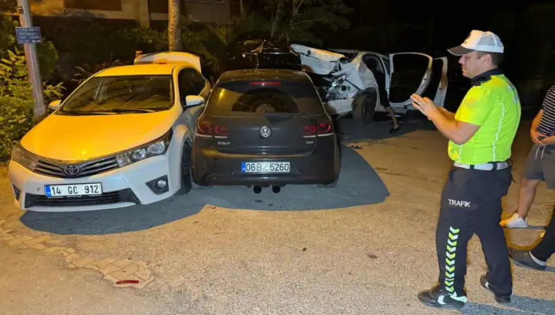 Alkollü Sürücü Sokağı Kargaşaya Boğdu: Üç Araç Çarpıştı!