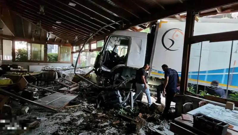 Freni Boşalan Kamyon Restoranda Kaos Yarattı: Detaylar ve Gözlemler