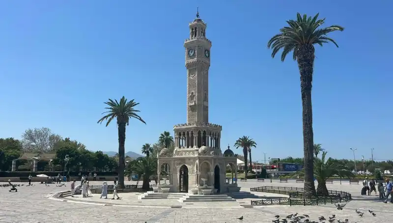 İzmir Sıcaktan Kavruluyor: 42 Dereceyi Geçti, Şehrin Meydanları Boş Kaldı