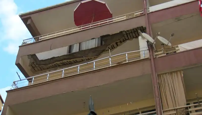 Güngören'de Beş Katlı Binanın Balkonu Çöktü: Korku Dolu Anlar
