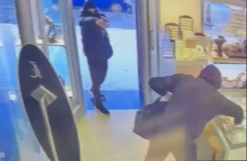 Ümraniye'de Maskeli Soyguncuların Cesaret Dolu Girişimi Paniğe Neden Oldu