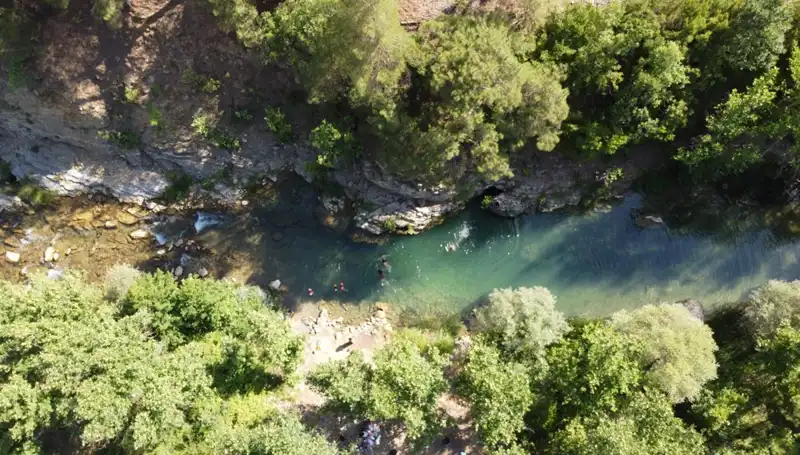 Adana’da Nem Bastırdı, Yaylacılar Doğal Sularla Rahatladı!