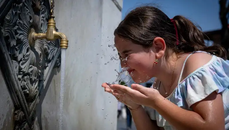 Türkiye'de 16 Şehirde Sıcaklık Rekorları Kırılıyor: 40 Dereceyi Aştı!