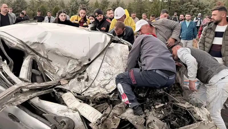 TIR ile Çarpışma: Hafif Araç Kağıt Gibi Ezildi, Şoför Hayatını Kaybetti