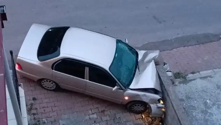 Kontrolü Kaybeden Araç Duvara Çarptı: Kaza Anı Ve Sonrası