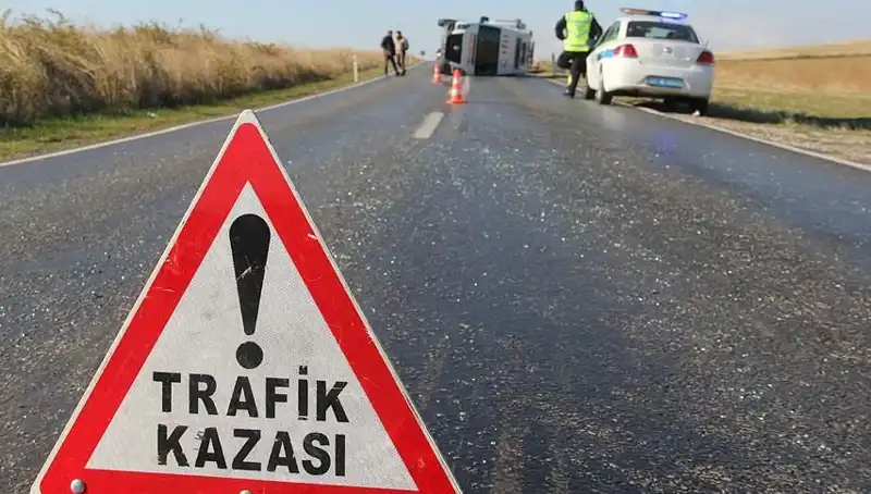 Otomobil Servis Minibüsüne Çarpınca 8 Kişi Yaralandı: Korkutan Kazanın Detayları