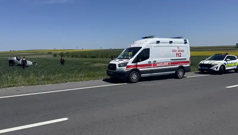 Edirne’de Devrilen Otomobilin Sürücüsü ile Eşi Yaralandı: Kazanın Ayrıntıları