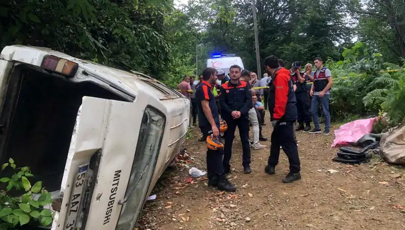 Rize'de Yamaçtan Yuvarlanan Minibüs Faciası: İki Can Kaybı, Üç Yaralı