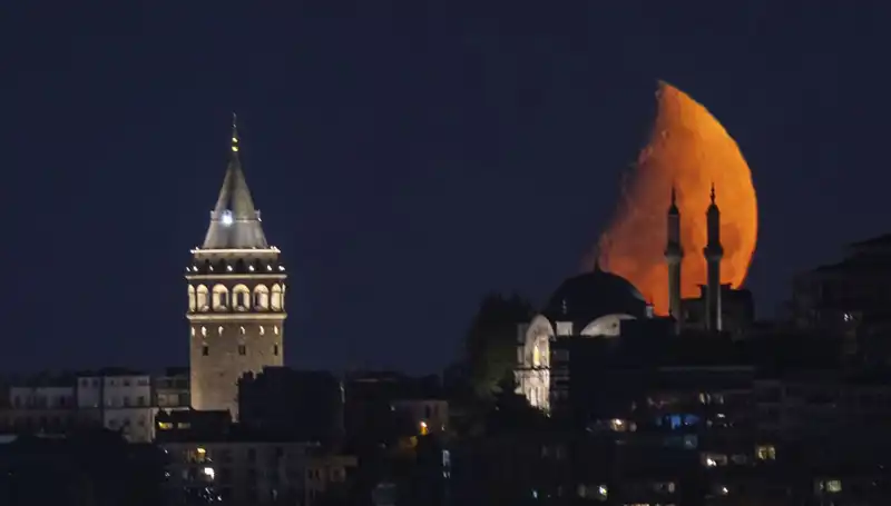İstanbul'da Yarım Ay Mucizesi: Geceye Renk Katan Doğal Güzellik