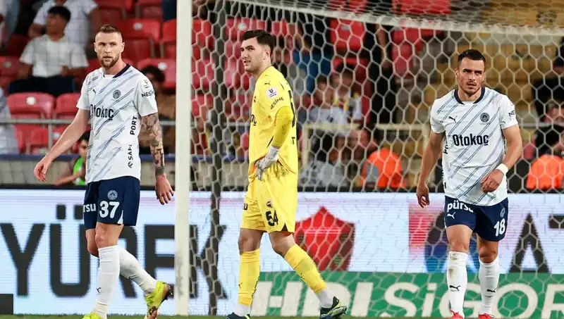 Fenerbahçe'nin Çöküşü: 2025 Sezonu Tarihe Mi Geçiyor?
