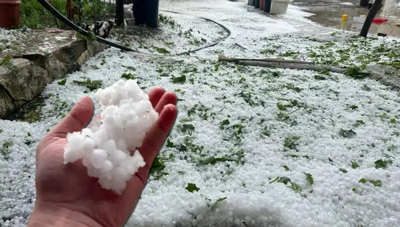 Haziran'da Beklenmedik Dolu Fırtınası: Beyaz Bir Manzaraya Uyanış