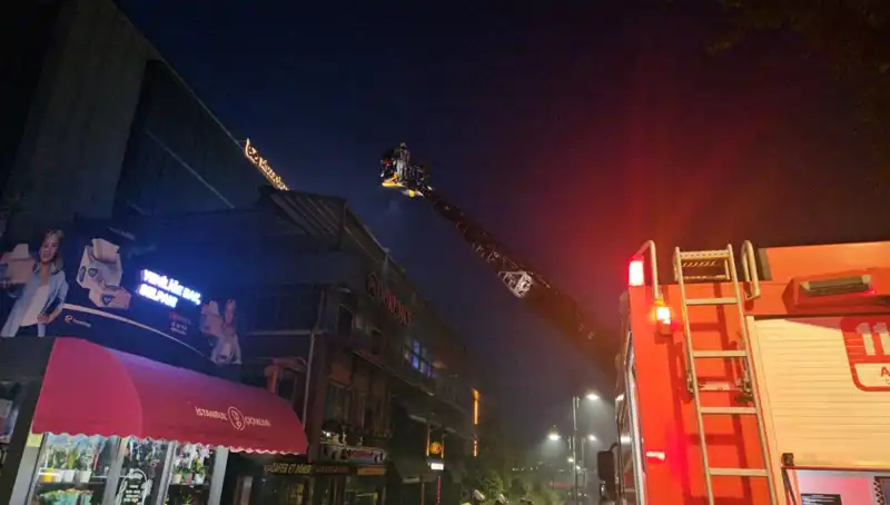 Beşiktaş'taki 3 Katlı Restoran Yangını Hayatı Durma Noktasına Getirdi